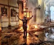 La Iglesia de Carabineros  incendiándose