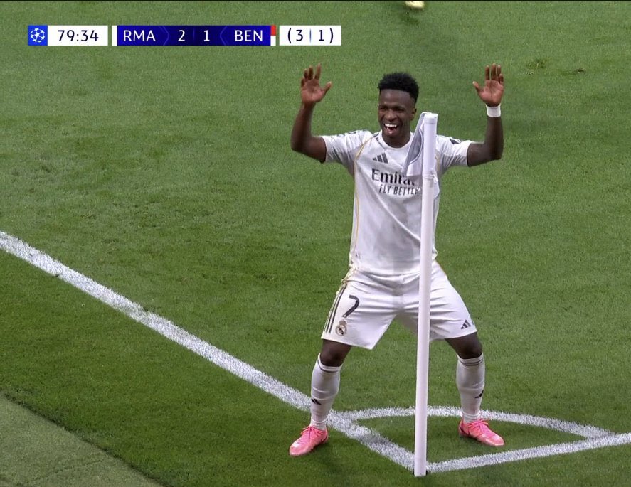 Ele é foda KKKKKKKKKKKKKKKKKK

Essa dancinha na comemoração foi pra deixar os caras mais puto ainda. Baila, meu Vini.