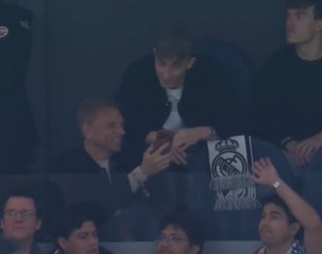 Asencio medio reventado en el campo con un collarín en el cuelo

El jodido Hausen mientras