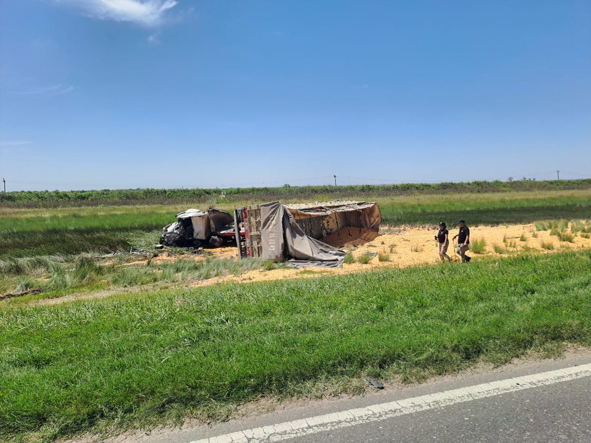 #ATENCION 🚨 Fuerte choque entre camiones está tarde en #RN34. 

Ambos choferes con heridas leves ambos trasladados al SAMCO de #CañadaRosquin

Terminaron en las manos contrarias ambos camiones por la magnitud del impacto, uno de ellos hizo un trompo.
