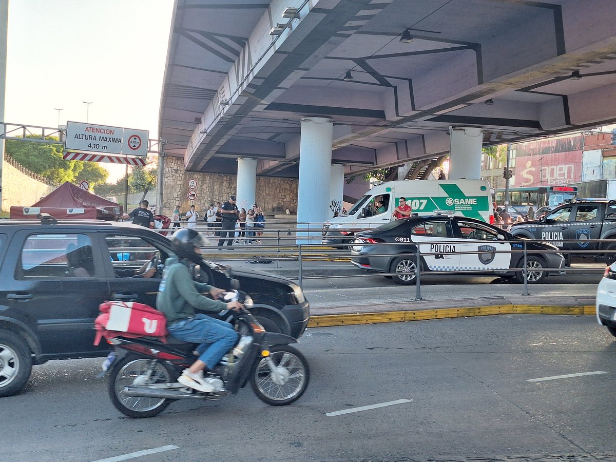davissnegrox's tweet photo. @solotransito accidente fatal en puente saavedra en carril metrobus mano a capital colectivo de la linea 59 atropello una persona https://t.co/p2Fgg3Vftv