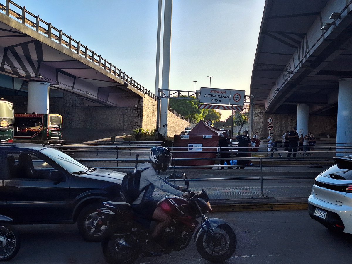 davissnegrox's tweet photo. @solotransito accidente fatal en puente saavedra en carril metrobus mano a capital colectivo de la linea 59 atropello una persona https://t.co/p2Fgg3Vftv