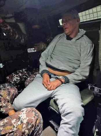 A éste 😈 lo tiene junto a él. Un delincuente sentenciado por robar a todo un país.