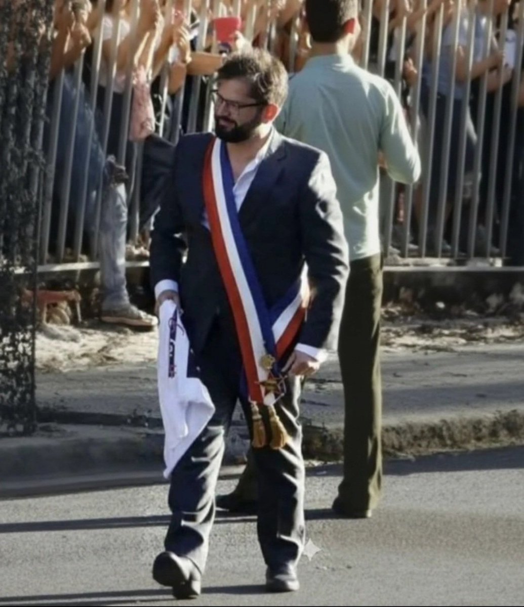 A los que critican la foto de José Antonio Kast, les digo...
Mira esta weá, hermano...!!!