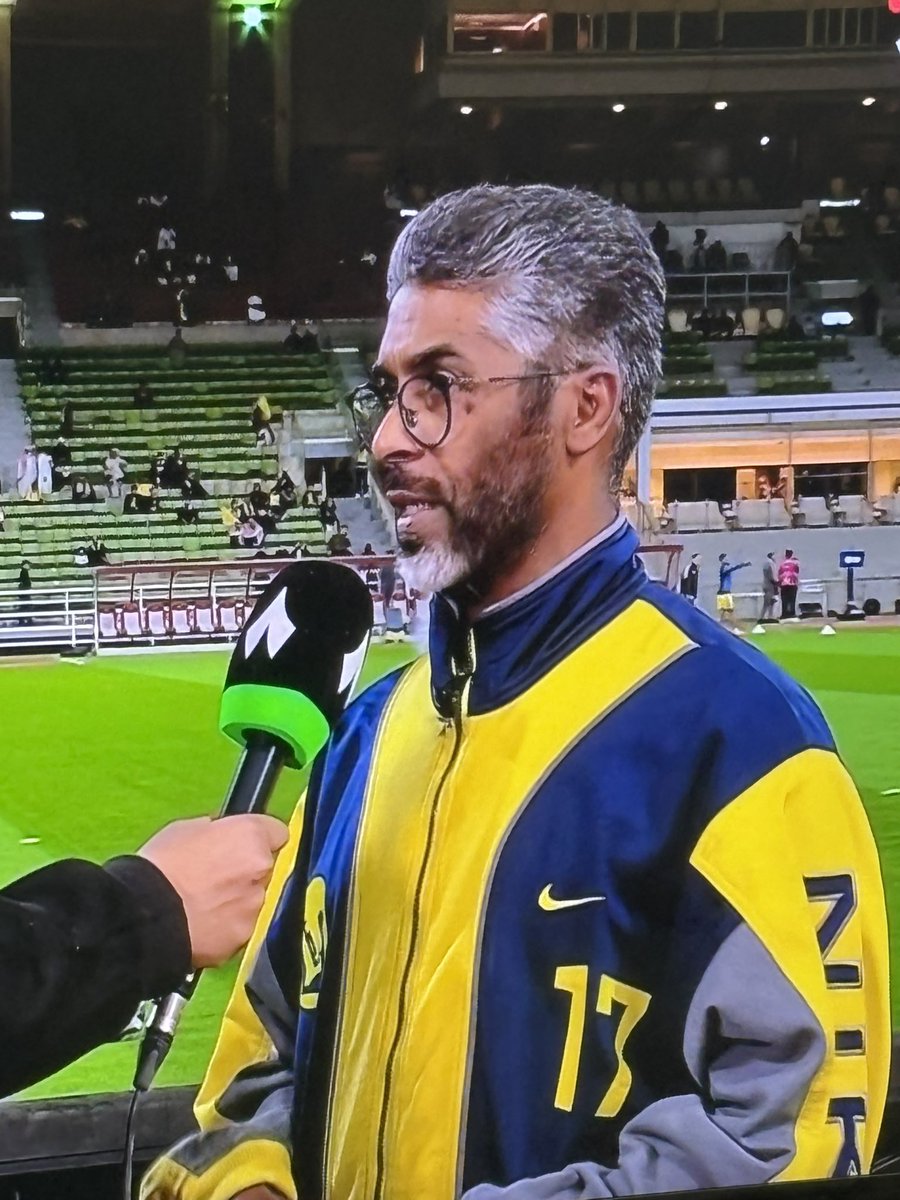الطواقي يقولون شوفوا اداري سابق في النجمه يقول ابغى #النصر يفوز 
هههههههه 
طيب شوفوا الطقم اللي عليه 
ياطواقي 
هذا لاعب سابق للنصر
وحاليا لايتولى اي منصب رسمي 
بالنجمه
حضر للمدرج لدعم النصر 
ياطواقي 😂😂