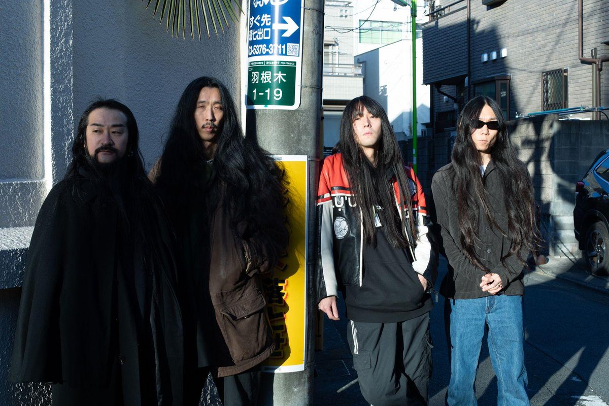 wwd_jp's tweet photo. 【話題記事】オルタナティブ・ロック・バンド、BO NINGEN　 活動19年の軌跡とアイデンティティーの探究

——今のTaigenさんが「バンドをやる意味」をどういうところに見出しているのか、興味があります。

Taigen：“問い続けること”ですね。4人それぞれがその時点で違う答えを持っていて、それをすり合わせながら続けていく。そのプロセス自体が「バンド」なんだと思います。特にライブでは、「これはバンドでしかできない」という表現が確実にある。ソロでも自分は出せますけど、バンドだからこそ引き出される自分、というのも確実にある。僕はあまりオン／オフを切り替えたり、キャラクターやコンセプトをつくるのが得意ではないので、なおさら“バンドでやる意味”を常に考えている。それに、BO NINGENという軸があるからこそ、ソロやサイド・プロジェクトも健全に続けられるし、その逆も同じ。もしそれがなくなってソロだけになったら、まったく別の自分になると思う。その感覚はすごく強いです。

#BONINGEN
https://t.co/dN3JDSKnrk