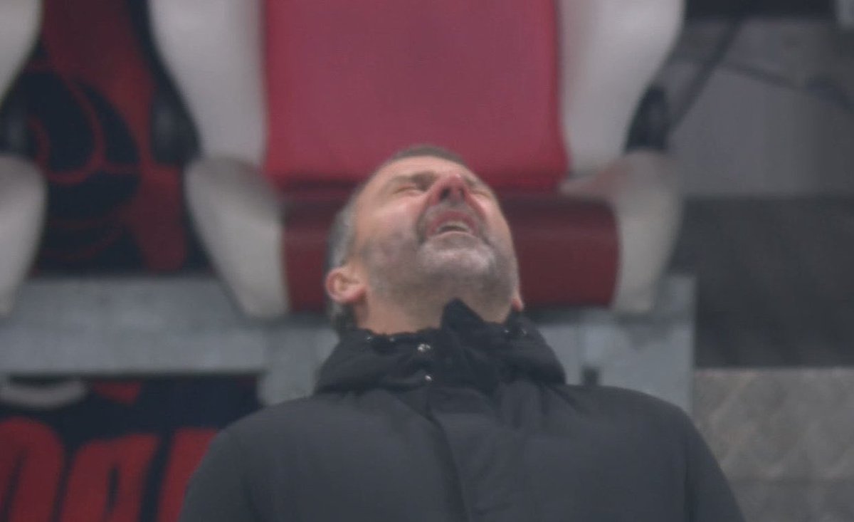 Fvckkkkk!!!!! Obviously, Vinicius Jr scores to give real madrid the lead

Benfica, what are you doing??!