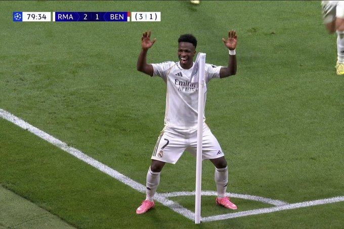Cr7stianismo_'s tweet photo. La respuesta a los racistas del Benfica es hablar en el campo.

La respuesta a quienes hablaban de él es volver a ser el jugador decisivo en la UEFA Champions League.

Simplemente Vinícius Junior. El mejor futbolista del mundo. Míster Champions Júnior.

No dejes de bailar, Vini. https://t.co/mHxFlBTRO2