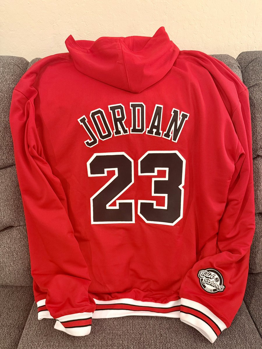 loucabrera77's tweet image. 🚨🚨Mail Call🚨🚨 My @0ldschoolrookie preorder finally came in 🙌🏽. And can I tell you it did not disappoint! #Details are everything! Damn hoodie came with its own dust bag 😅. Can’t wait to wear this out in the town 😎
