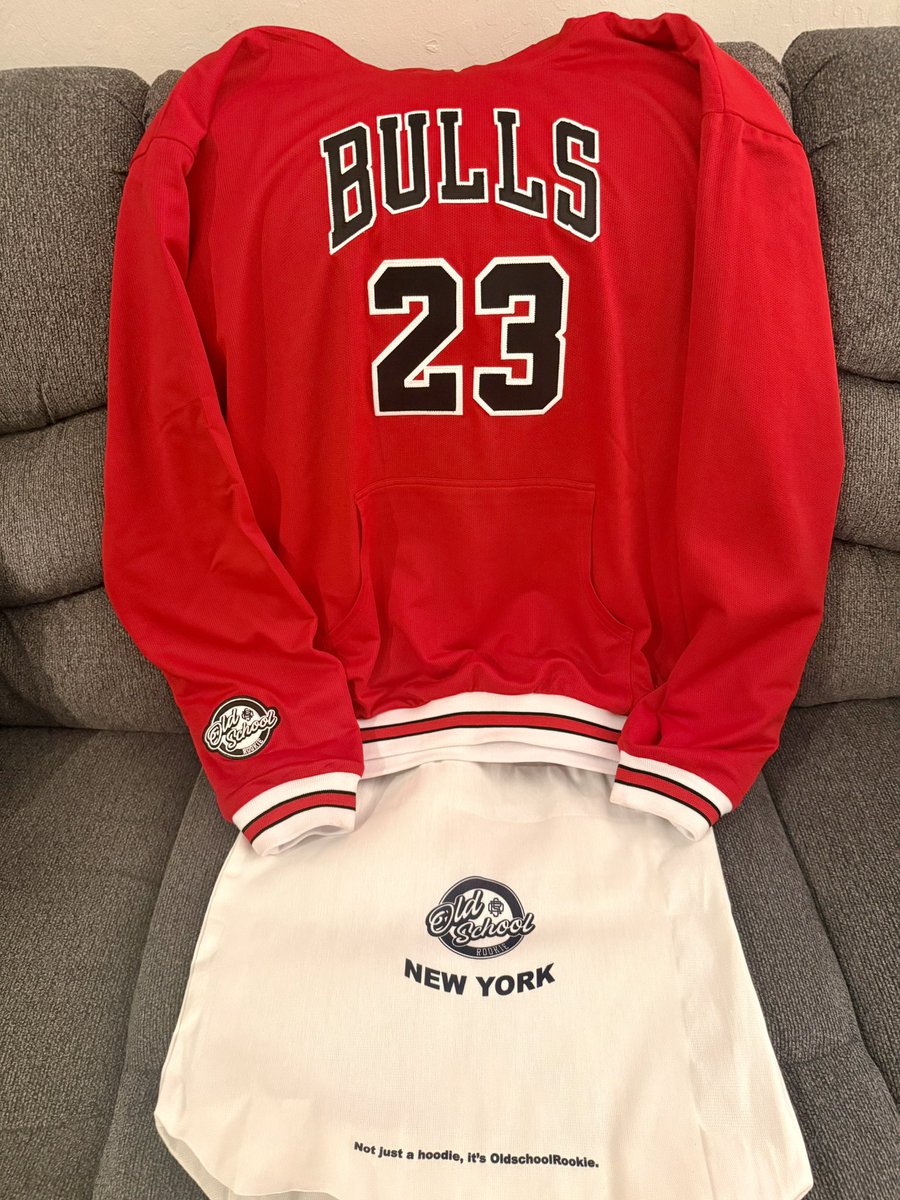 loucabrera77's tweet image. 🚨🚨Mail Call🚨🚨 My @0ldschoolrookie preorder finally came in 🙌🏽. And can I tell you it did not disappoint! #Details are everything! Damn hoodie came with its own dust bag 😅. Can’t wait to wear this out in the town 😎