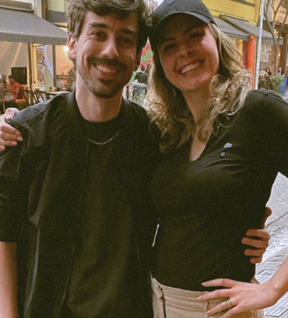 nesse dia estávamos num botecão perto da av paulista! e sim,  ana paula ao redor de pessoas comuns dona jura!

ana paula é herdeira e rica… mas o que ela tem de maior valor é a humildade e caráter