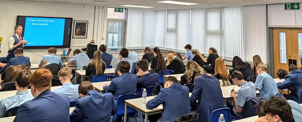 srgchs's tweet photo. #Year11 #GCSEs Thanks again to Jasper and @MaximizeYP for an inspirational seminar. A great way to prepare for our exams #LearningtogetherinChrist 💙🙏 https://t.co/izQG2gJfs4