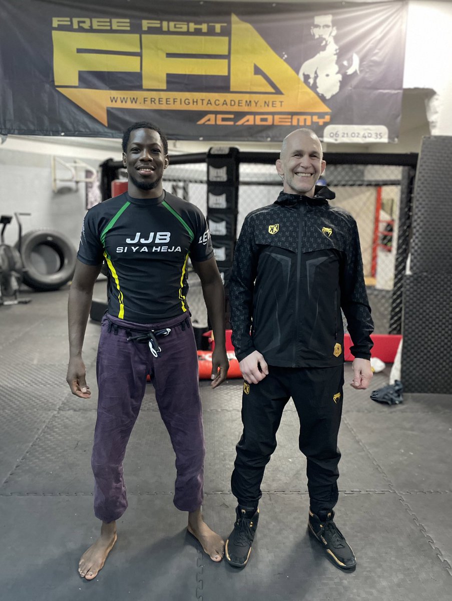 📍Très bon entraînement al hamdoulilah 

Le patron de la FFA <a href="/mathieunicourt/">Mathieu Nicourt</a> qui est venu Check le cours de Jiu Jitsu bresilien 👌🏿

Sous <a href="/lethalfightwear/">Lethal FightWear</a> , noir profond