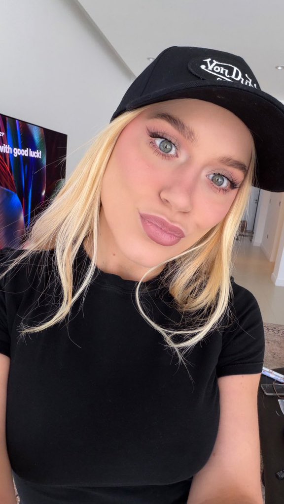 Ella Brooke tweet media