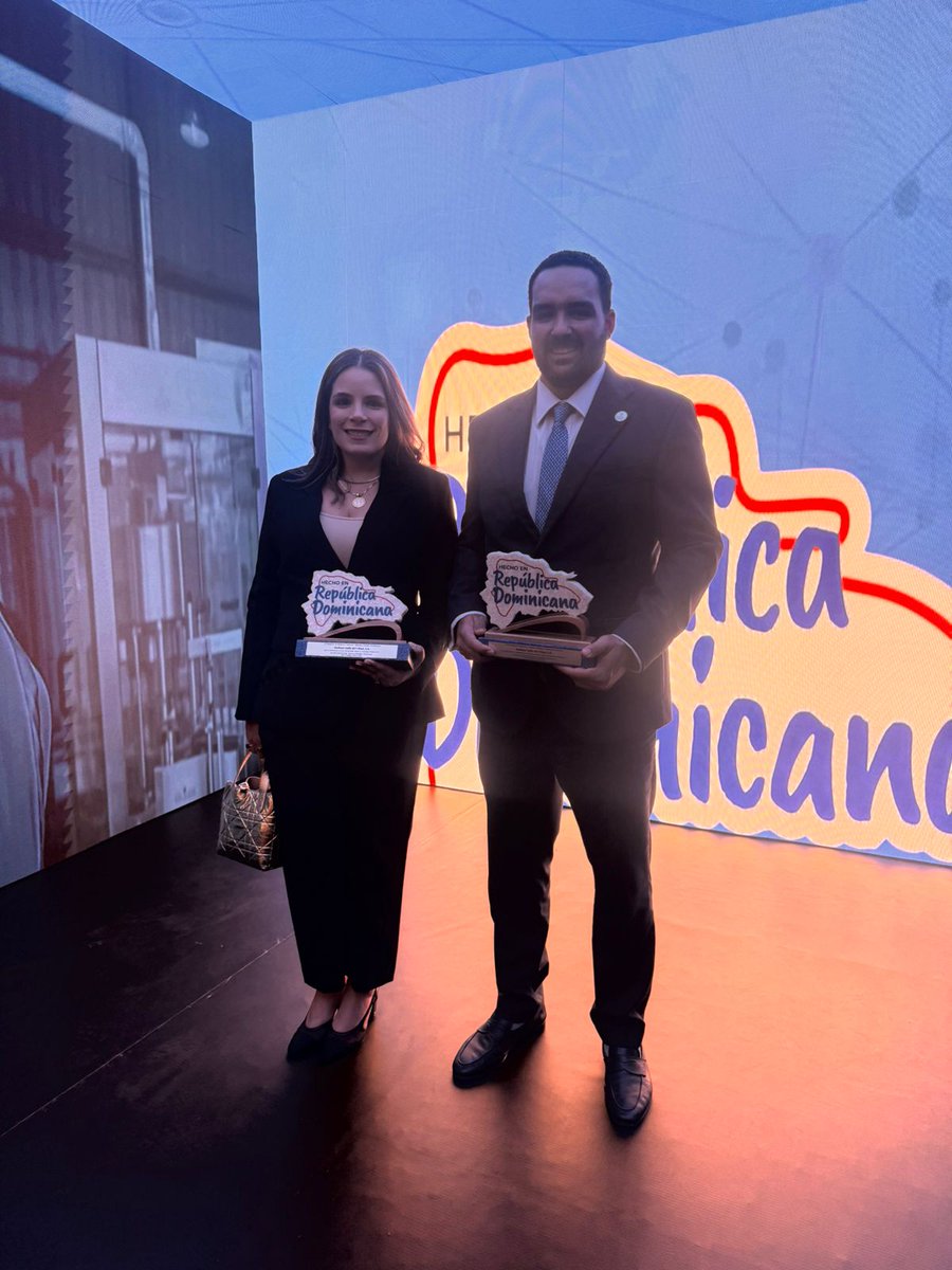 Dominicanosal's tweet photo. Felicidades para las empresas que constituyen el Grupo Bocel, hoy ha sido el único grupo que ha recibido dos premios, en las manos de Rafael Arquimedes y Ana Margarita Cabrera Vidal, CEO y Directora Legal del Grupo Bocel, respectivamente https://t.co/1ElkNIkN4k