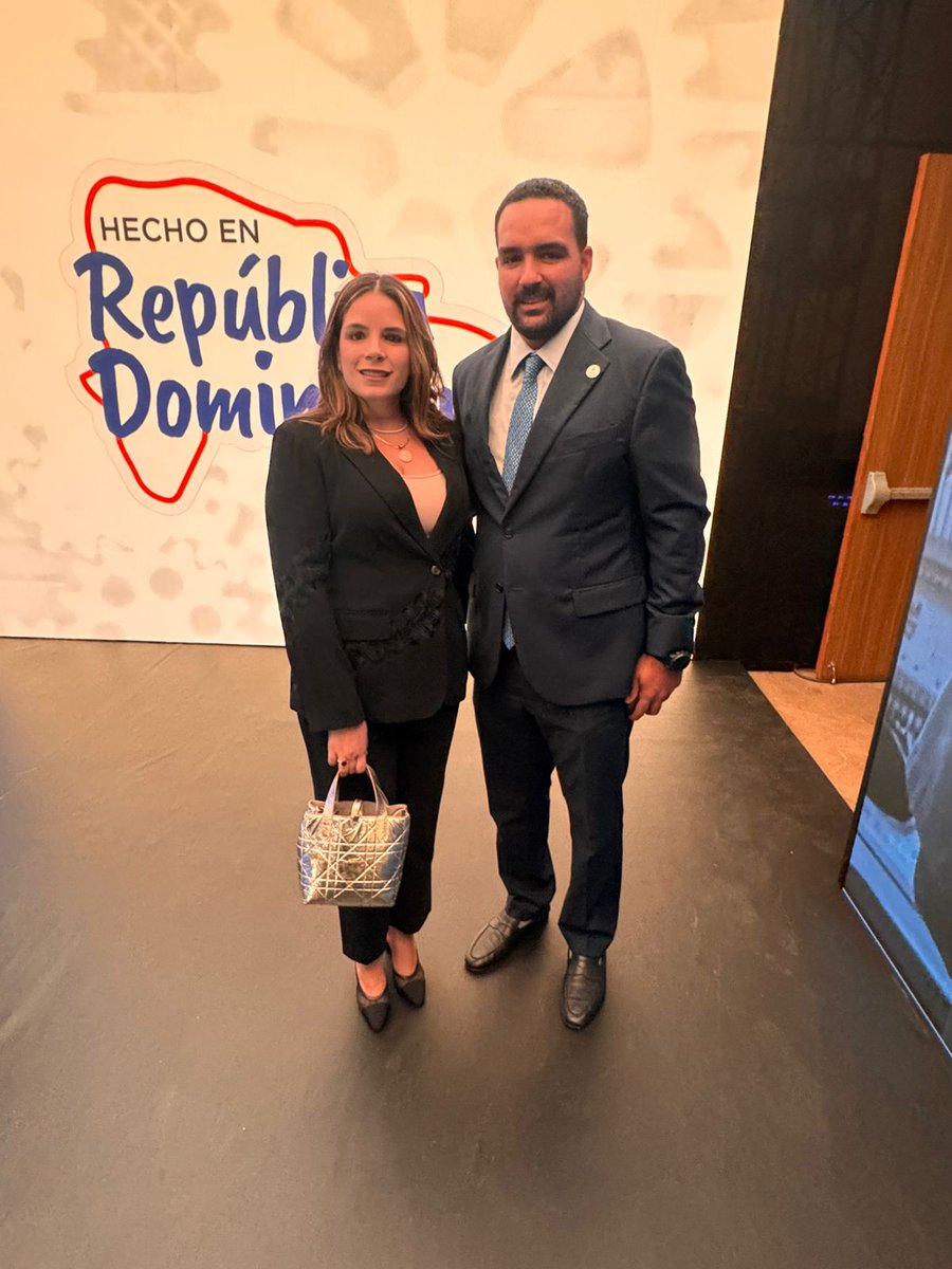 Dominicanosal's tweet photo. Felicidades para las empresas que constituyen el Grupo Bocel, hoy ha sido el único grupo que ha recibido dos premios, en las manos de Rafael Arquimedes y Ana Margarita Cabrera Vidal, CEO y Directora Legal del Grupo Bocel, respectivamente https://t.co/1ElkNIkN4k
