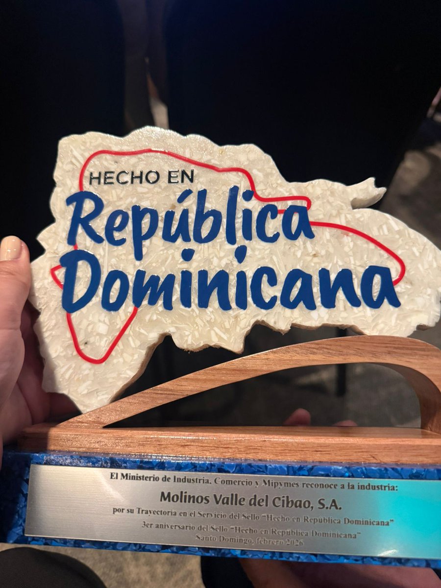 Dominicanosal's tweet photo. Felicidades para las empresas que constituyen el Grupo Bocel, hoy ha sido el único grupo que ha recibido dos premios, en las manos de Rafael Arquimedes y Ana Margarita Cabrera Vidal, CEO y Directora Legal del Grupo Bocel, respectivamente https://t.co/1ElkNIkN4k