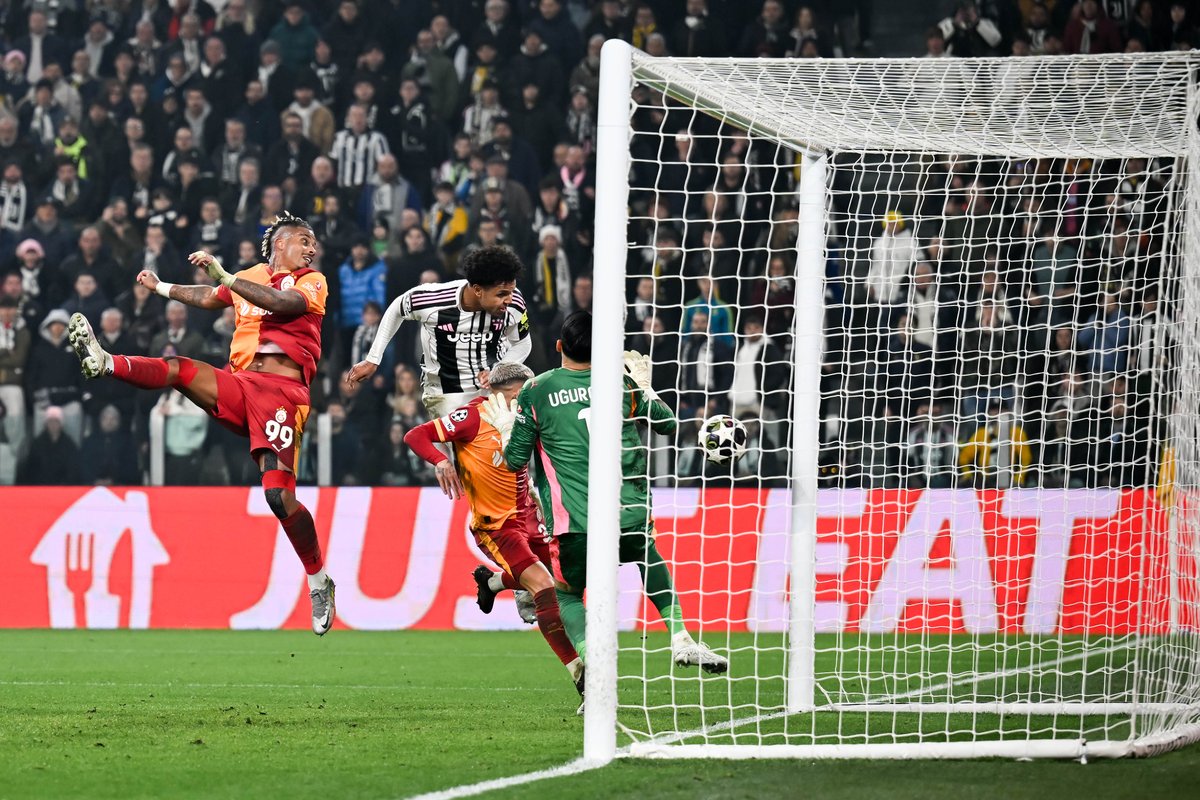 juventusfcen's tweet photo. What a moment 🤍🖤

#JuveGalatasaray [3-0] #UCL https://t.co/tLvpzc4h18
