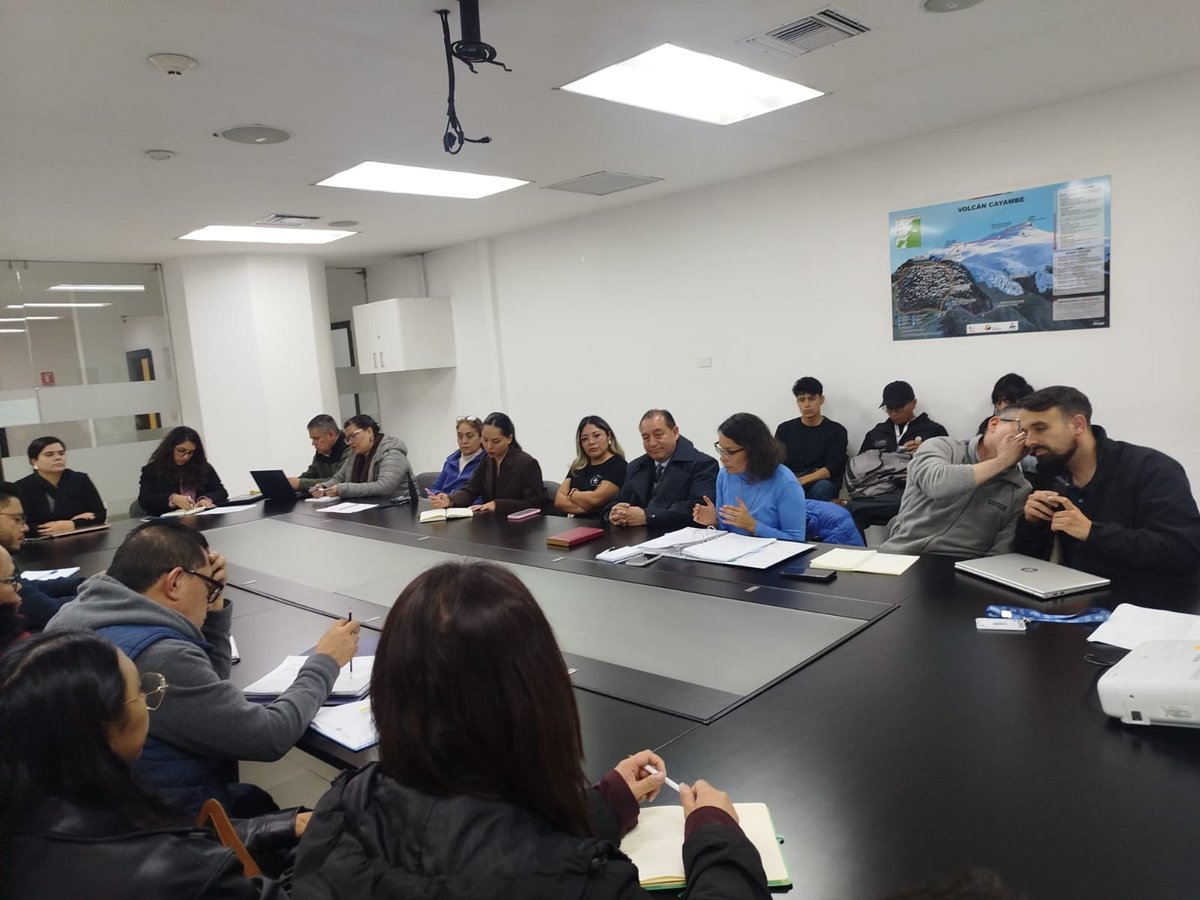 Mesa de Seguridad por el Centro Histórico.

Avanzamos coordinando con autoridades acciones sobre habitantes de calle, entorno presidencial y combate a delincuencia.

Más articulación, más seguridad, más Centro Histórico.

#CentroHistórico #Quito