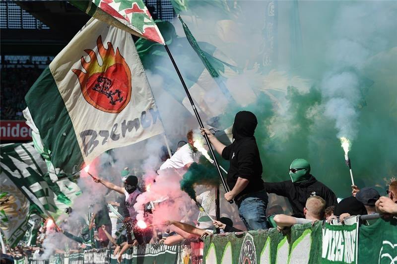 ultras1899_'s tweet photo. On retrouve derrière le #Werder avec un total de 418.000€ d’amendes infligé au club de Brême, principalement pour utilisations d’engins pyrotechniques. Suivent le FC Cologne #FCKoln avec un montant de 286.500€, puis Hanovre (277.030€) et l’Union Berlin (242.000€) https://t.co/nvzCvBucng