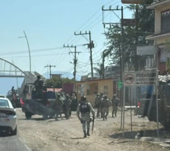 Reportan enfrentamiento entre Guardia Nacional y personas armadas en Tuxpan, Jalisco. La presidenta municipal, Claudia Gil, llama a resguardarse en lugares seguros.
wp.me/p5nBK5-6DE