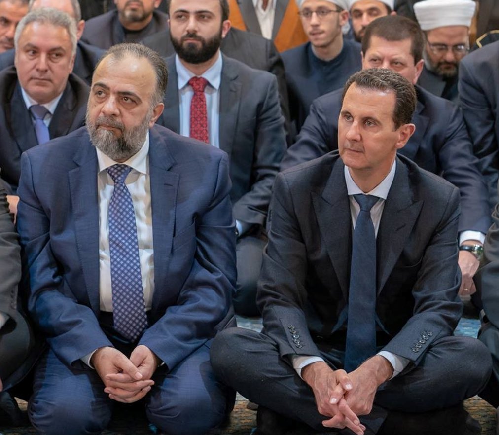 DrMahmoudHafez3's tweet photo. #عاجل | سقط القناع في صقيع موسكو.. وفاة "مُنظّر البراميل" ووزير أوقاف الأسد #محمد_عبد_الستار !

انتهت اليوم رحلة واحد من أبرز وجوه النفاق الديني في منظومة #بشار_الأسد ؛ حيث أُعلن عن هلاك  وزير أوقاف النظام السابق، إثر نوبة قلبية داهمته وسط حلفائه الروس.

رحل "مفتي السلطان" الذي سخّر المنابر طيلة 17 عاماً لتبرير القتل وشرعنة تدمير المدن السورية فوق رؤوس ساكنيها. الرجل الذي حوّل بيوت الله إلى مراكز أمنية، واعتبر دماء السوريين ثمناً لبقاء الكرسي، يغادر المشهد اليوم دون أن يحقق حلمه برؤية انتصار نظامه المتهالك، ليموت في "أحضان الكفيل الروسي" بعيداً عن الشام التي أذاق أهلها الويلات بفتاواه المسيسة.

#سوريا