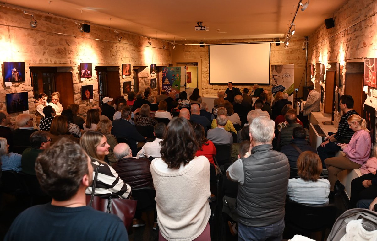 aytolinares's tweet photo. ⚪ PRESENTACIÓN LITERARIA
La Sala de Exposiciones de El Pósito ha acogido la presentación del libro ‘Unidad de agudos. Cuentecillos de ida y vuelta’, del que es autor Daniel Campos.

🔹 La alcaldesa de #Linares, @auxidelolmo, ha participado en esta cita.

https://t.co/S2UXFa1Jq8 https://t.co/qywWOp4tvg