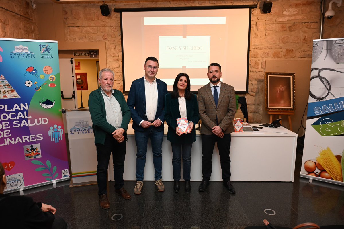 aytolinares's tweet photo. ⚪ PRESENTACIÓN LITERARIA
La Sala de Exposiciones de El Pósito ha acogido la presentación del libro ‘Unidad de agudos. Cuentecillos de ida y vuelta’, del que es autor Daniel Campos.

🔹 La alcaldesa de #Linares, @auxidelolmo, ha participado en esta cita.

https://t.co/S2UXFa1Jq8 https://t.co/qywWOp4tvg