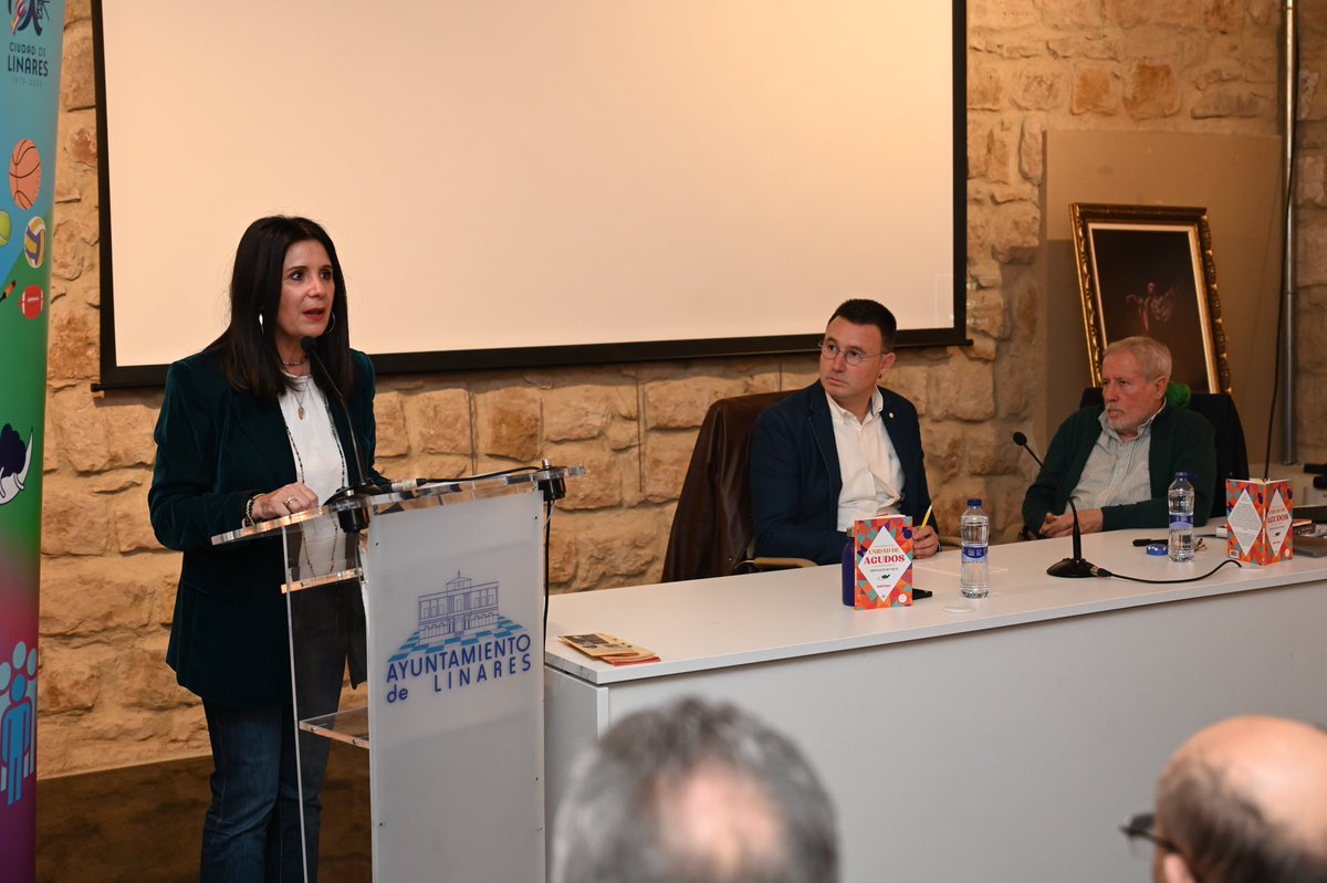 aytolinares's tweet photo. ⚪ PRESENTACIÓN LITERARIA
La Sala de Exposiciones de El Pósito ha acogido la presentación del libro ‘Unidad de agudos. Cuentecillos de ida y vuelta’, del que es autor Daniel Campos.

🔹 La alcaldesa de #Linares, @auxidelolmo, ha participado en esta cita.

https://t.co/S2UXFa1Jq8 https://t.co/qywWOp4tvg