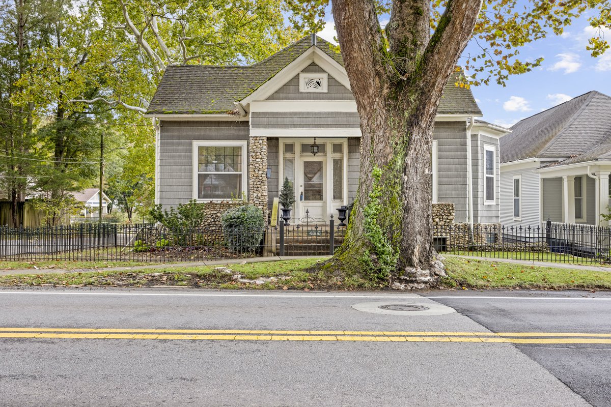 Zillow Gone Wild 🏡 tweet media