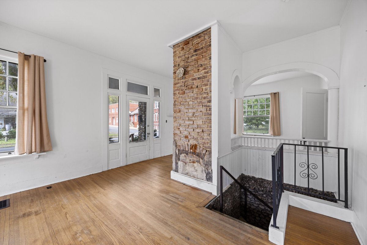 Zillow Gone Wild 🏡 tweet media