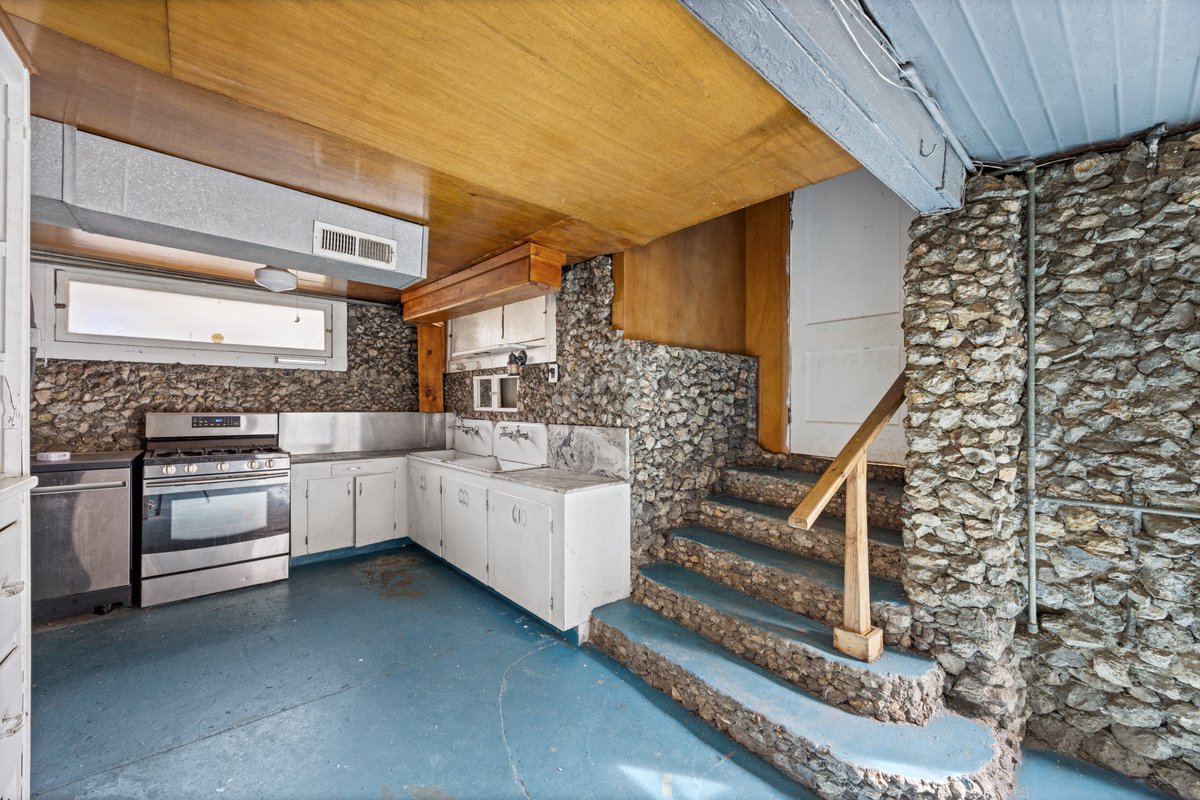 Zillow Gone Wild 🏡 tweet media