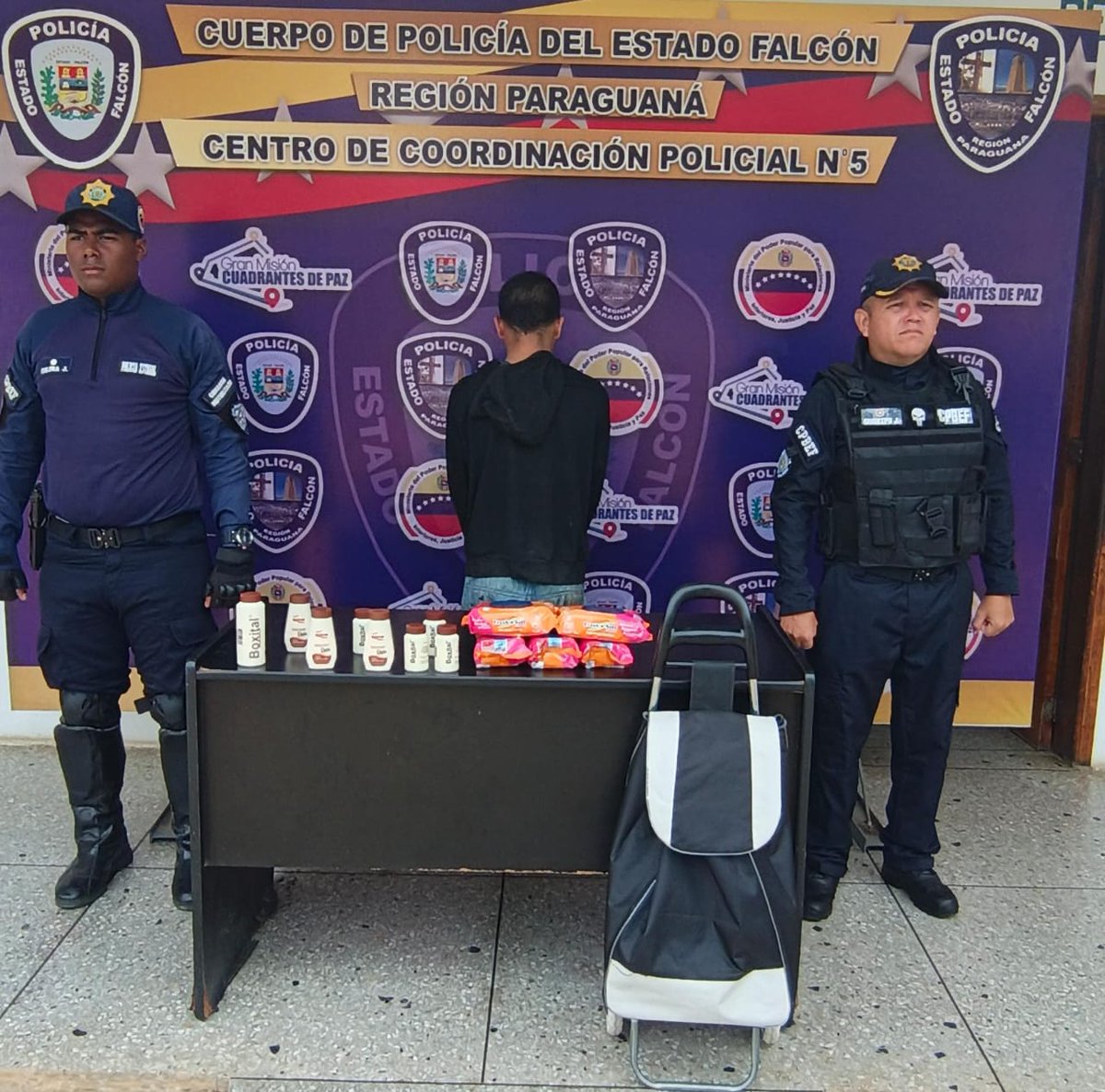 Capturado infraganti hurtando en local comercial en la Girardot de Punto Fijo.
 instagram.com/p/DVL74NzjsLJ/…