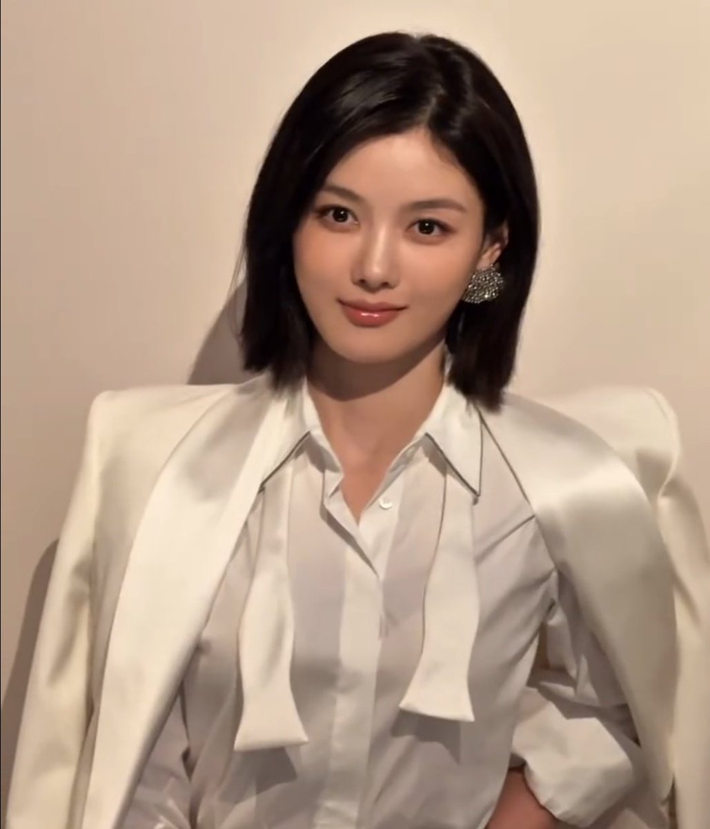 There's just something about this look that just mesmerizes me. She's just so glowing and elegant ☺️