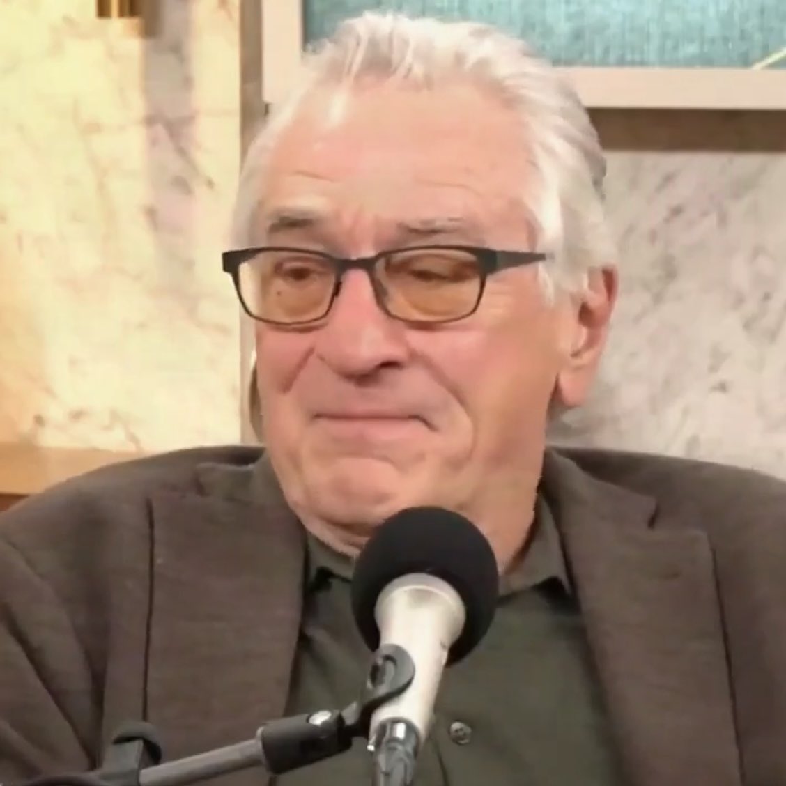 darango_htx's tweet image. 1. E. Royce Williams: 100 años, piloto de la Guerra de Corea. Derribó 4 MiGs soviéticos y aterrizó su avión pese a recibir 263 disparos.

2. Robert De Niro: 82 años, actor, millonario. Llora porque prohibieron las cirugías de cambio de sexo en niños y ICE deporta violadores.