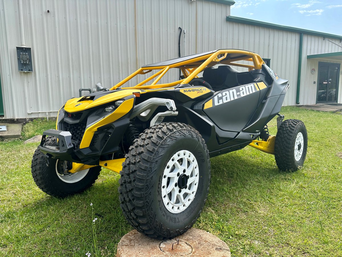 ThumperFab's tweet image. Bring extreme style and serious strength to your Maverick R with the Thumper Fab Roll Cage! 💥 🔥 #ThumperFab #MaverickR #RollCage