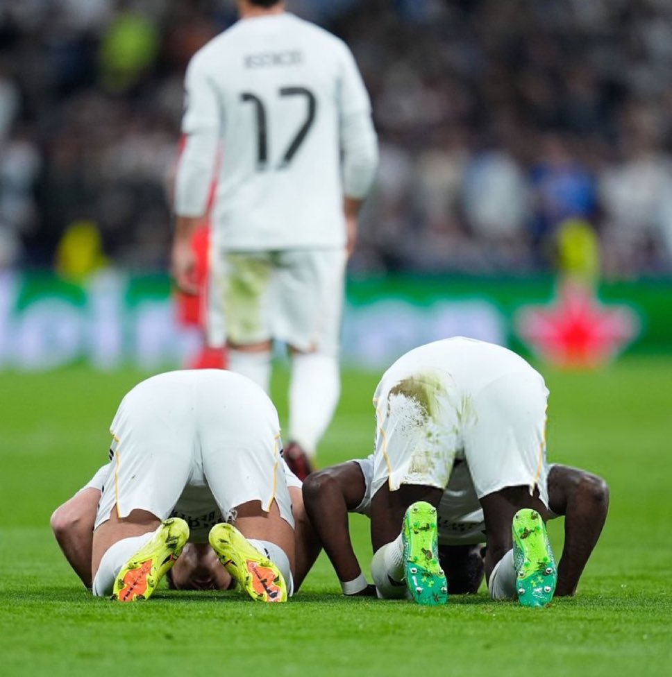 Pour fêter la qualification en HUITIÈME, aucun supporter du REAL MADRID doit avoir moins de 50.000 abonnés. 

Commente ce tweet en disant « Je fb » et follow tout ceux qui like le commentaire.

RT + fav pour la visibilité. 🤍🤍