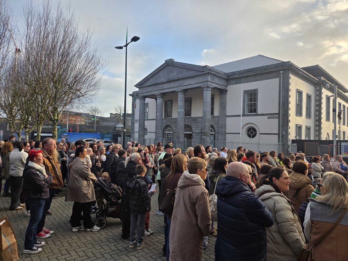mariadonoghue24's tweet photo. Great energy this evening at the demonstration against the SNA cuts. "No Child Left Behind!" Solidarity with the parents fighting for their children's rights.

#snacutsireland #snacuts #nochildleftbehind #limerickcity #communitymatters https://t.co/LUHTfu3DVL