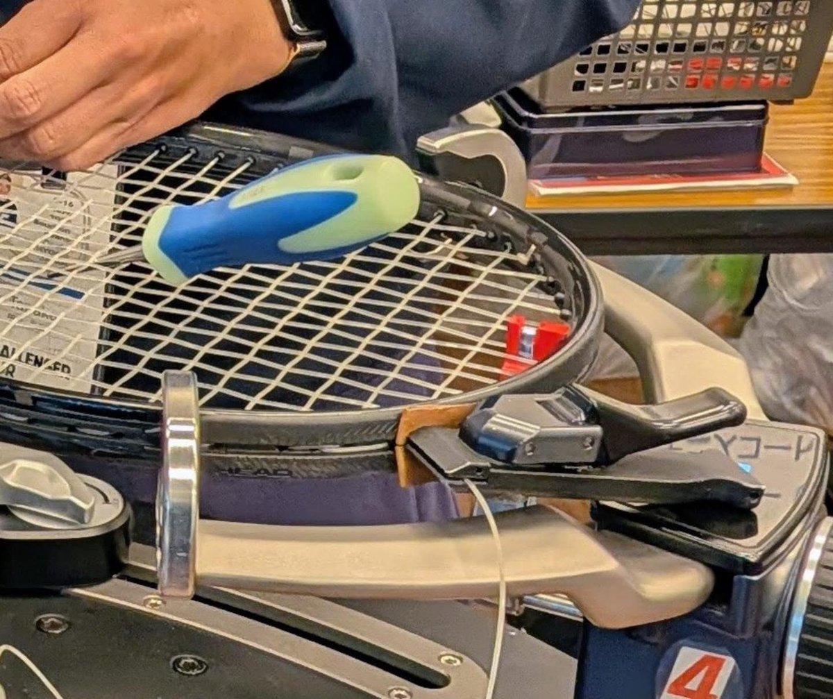 jrsa_official's tweet photo. 【ストリンガーの道具紹介①】
・スターティングクランプ
ストリングを仮止めしておく道具です。
名前の通り縦糸や横糸の張り始めで主に使用します。
バネの力で挟むタイプやてこの原理を利用したものがあり、各々自分が使いやすいと思うものを選んで使用しています😊

#JRSA https://t.co/cSPuaog5fN