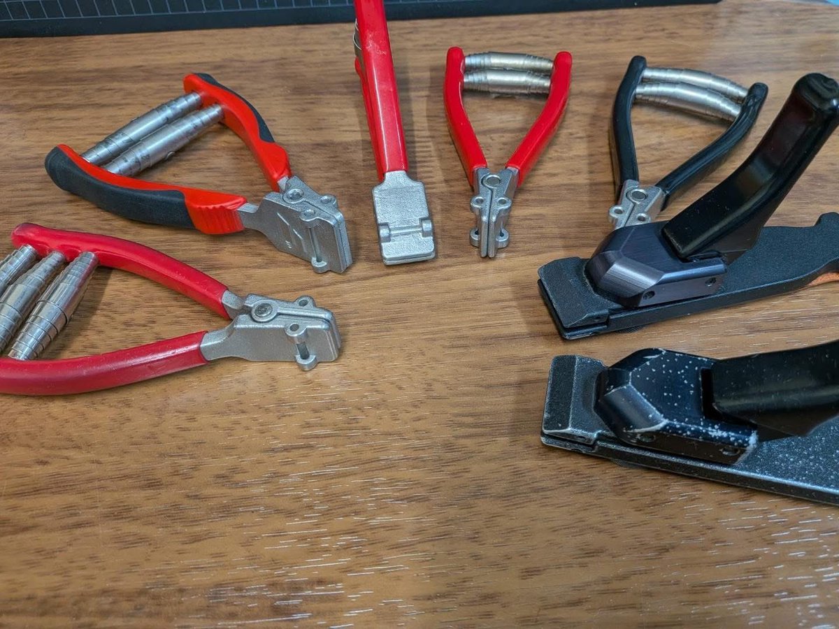 jrsa_official's tweet photo. 【ストリンガーの道具紹介①】
・スターティングクランプ
ストリングを仮止めしておく道具です。
名前の通り縦糸や横糸の張り始めで主に使用します。
バネの力で挟むタイプやてこの原理を利用したものがあり、各々自分が使いやすいと思うものを選んで使用しています😊

#JRSA https://t.co/cSPuaog5fN