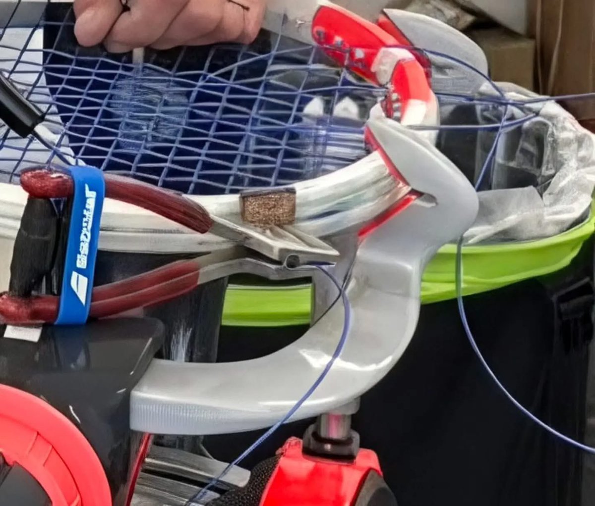 jrsa_official's tweet photo. 【ストリンガーの道具紹介①】
・スターティングクランプ
ストリングを仮止めしておく道具です。
名前の通り縦糸や横糸の張り始めで主に使用します。
バネの力で挟むタイプやてこの原理を利用したものがあり、各々自分が使いやすいと思うものを選んで使用しています😊

#JRSA https://t.co/cSPuaog5fN