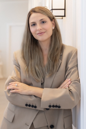 Continúa el escándalo con las viviendas de VPO en Alicante con la Mafia del PP. Otros de los galardonados han sido Alejandro Lillo, hijo de una concejala del PP, dueño de 3 asesorías, y su mujer, Carmen Bañón, directora general de una clínica estética.