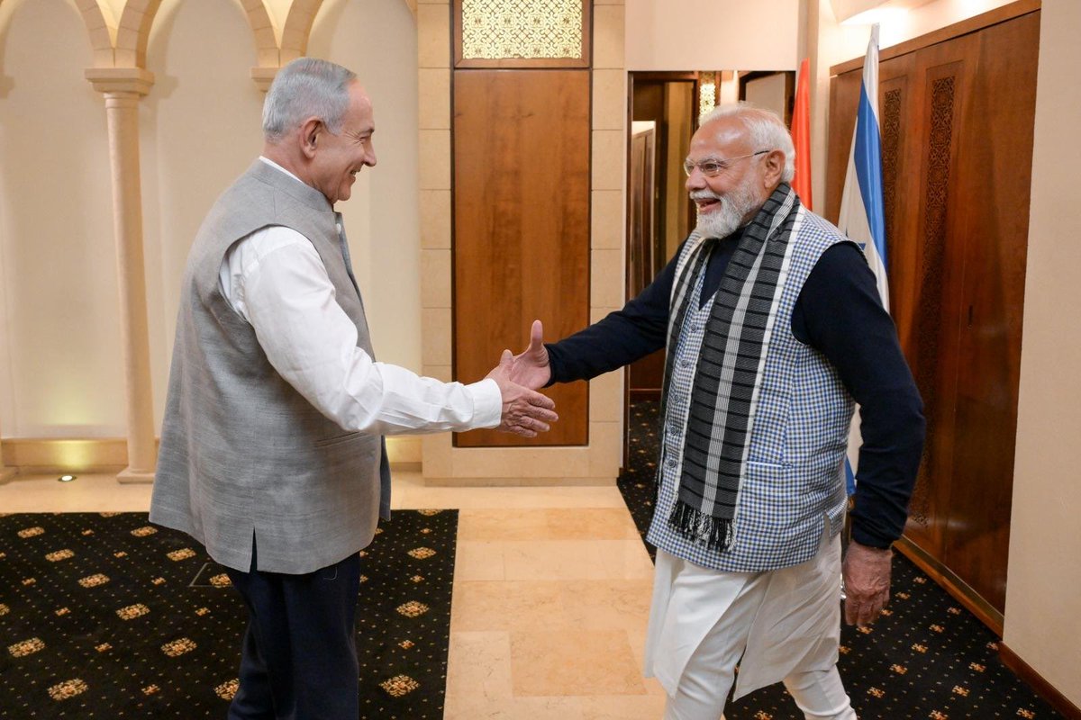 Ostrov_A's tweet image. I absolutely love love love this! Israeli PM @netanyahu dressed up in traditional Indian attire to greet Indian PM @narendramodi in Jerusalem.