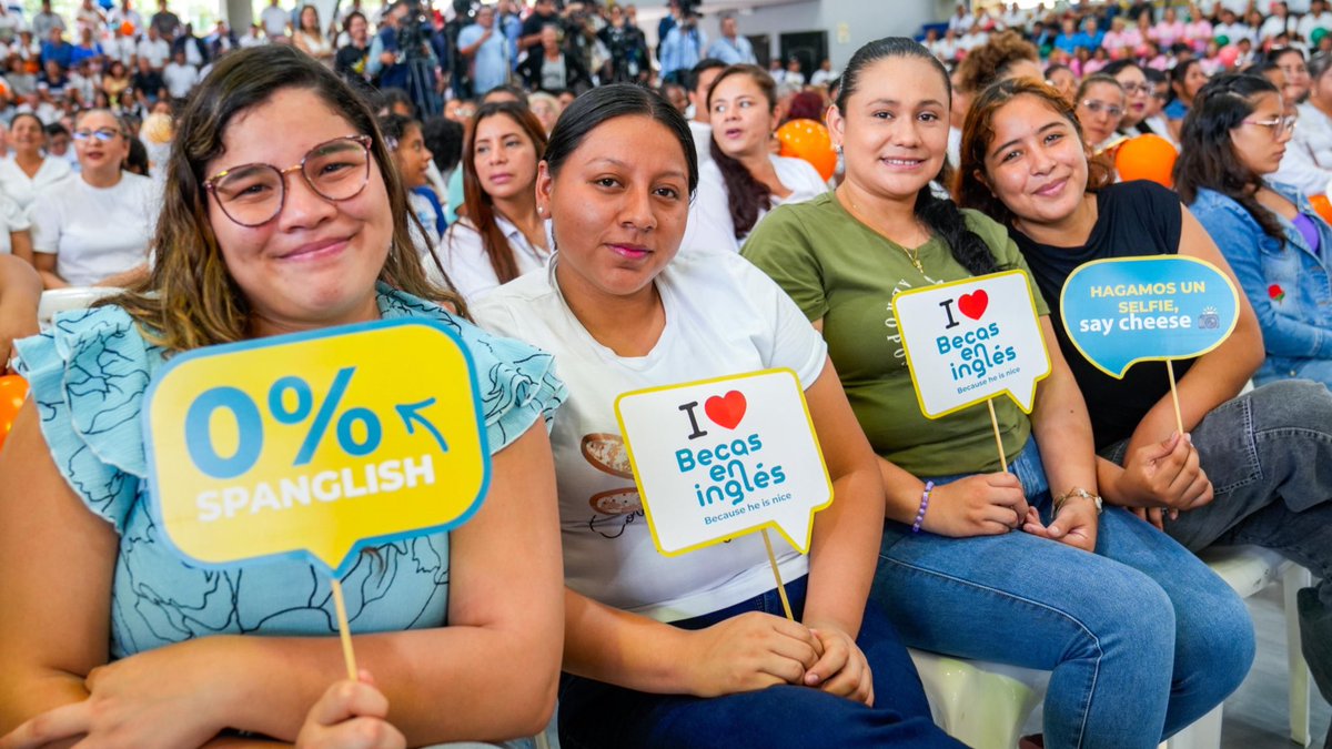 La ministra <a href="/natalymorillos/">Nataly Morillo Solórzano</a> acompañó al presidente <a href="/DanielNoboaOk/">Daniel Noboa Azin</a> en la entrega de 150 millones en becas “Because He Is Nice”, que impulsan la formación en inglés y abren nuevas oportunidades académicas y laborales para miles de jóvenes ecuatorianos. 🇪🇨📚