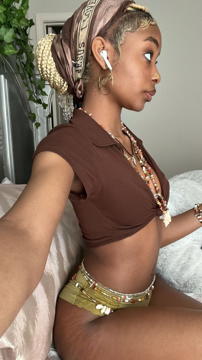 As a man what is your red flag ♦️on a girl like this?

The stretch marks or the west bead's