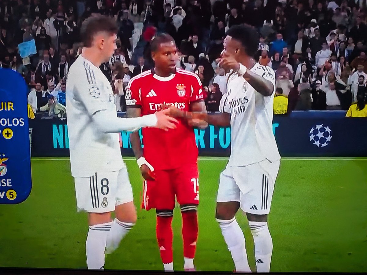 Espero que o Sidney Cabral seja recambiado para o estrela e leve a camisola deste cabrao atrás. Depois de tudo ir pedir a camisola??? Vai gozar com o caralho mas não gozes o  Benfica, caralho.