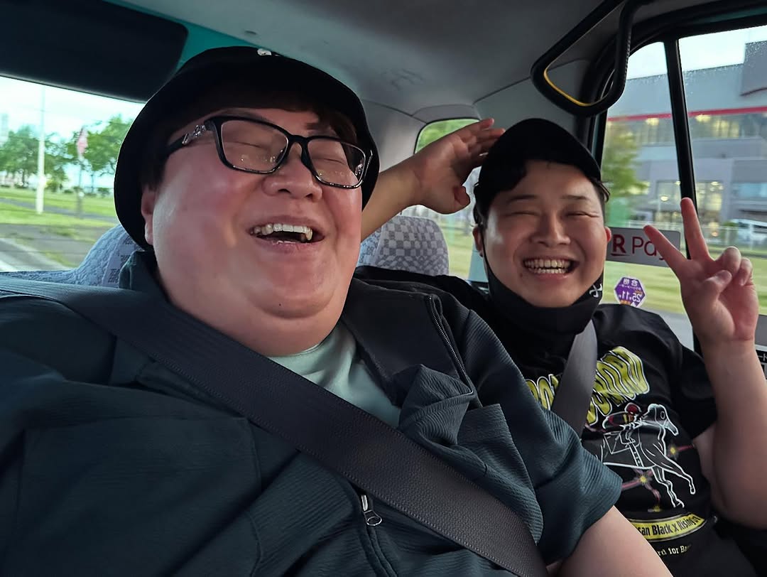 EleanorAda79853's tweet photo. デカキンさんと車に乗る時はあえて隣の後ろです🤣🚗 https://t.co/IeW4TJXUx2