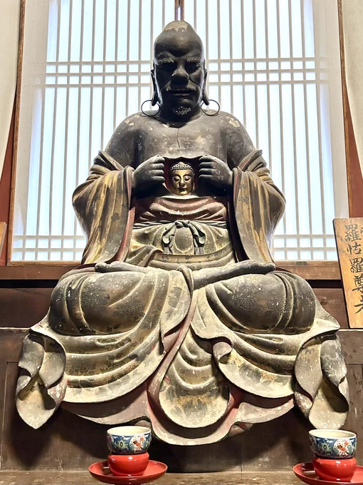 十八羅漢像の一体、羅怙羅尊者(らごらそんじゃ)。 出家前の釈迦の子です。 自分の胸を両手で切り開き、中にあるお釈迦さんの顔を見せる事で「人は誰でも心の中に仏がいる」という禅の教えを説いている尊像です。 萬福寺さんには精巧な羅怙羅尊者像の顔はめパネルもありますよ。 柴田亜美