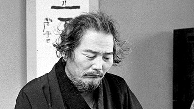 1947（昭和22）年、将棋界の鬼才、

升田幸三はGHQに呼び出された。

GHQ民政局のホイットニー局長が

「将棋は取ったコマを手先に使う。これは捕虜虐待だ」

と言いがかりをつけたら

すかさず升田は