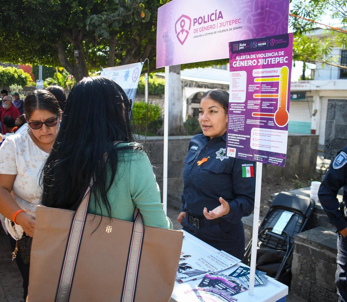 RadioFormulaMor's tweet image. #25M En el poblado de Tejalpa, la presidenta del DIF Jiutepec, Liliana Alanís, encabezó la jornada “Mujeres Sin Miedo, Sociedad Sin Violencia” para empoderar a las mujeres. 💕

El evento contó con talleres, activación física, módulos de información y atención a víctimas. ✅